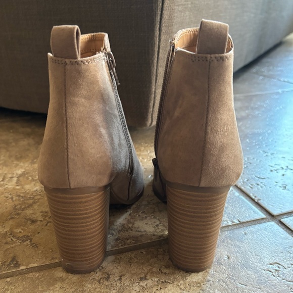 Express Suede Tan Heeled Booties - Women’s Size 8 - Picture 4 of 6